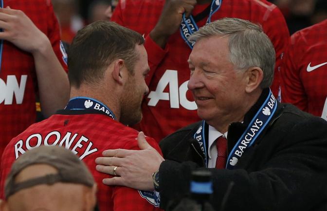 Scambio di sguardi con Wayne Rooney. Reuters